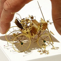 Miniaturas dentro de taças de vinho