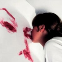 Artista pinta com beijos suas obras