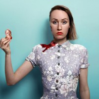 O Humor Negro Fotográfico de Flora Borsi