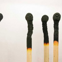 Esculturas com fósforos gigantes