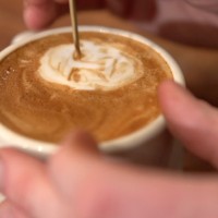 Desenhando no café pelo barista Mike Breach