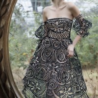 Artísta pinta roupas no espelho e se veste através de fotos