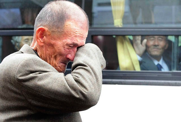 Um norte-coreano se despedindo do irmão sul-coreano, depois que os dois governos autorizaram o reencontro temporário das famílias.