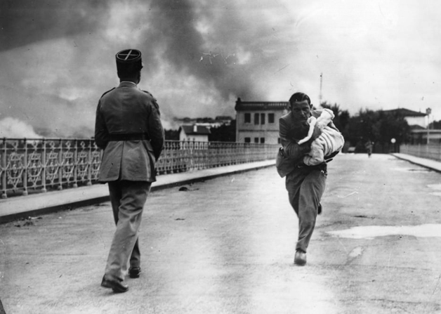 Durante a Guerra Civil Espanhola de 1936, jornalista arrisca a vida para resgatar bebê