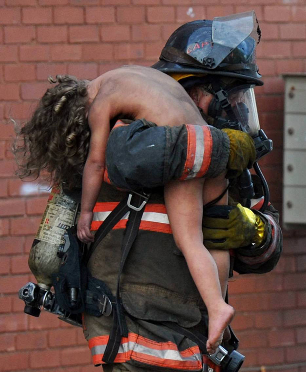 Bombeiro salva criança de seis anos em incêndio nos Estados Unidos