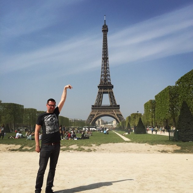 photoshop-eiffel-tower-tourist-photo-sid-frisjes-151