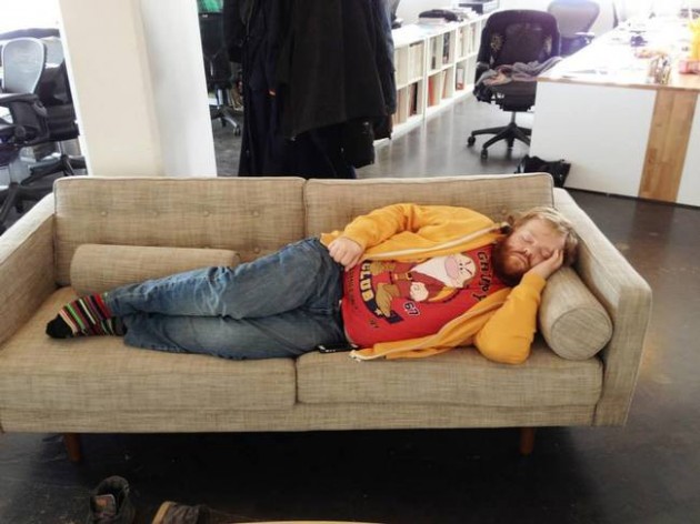 homem-dorme-no-trabalho-e-amigos-editam-sua-foto-1