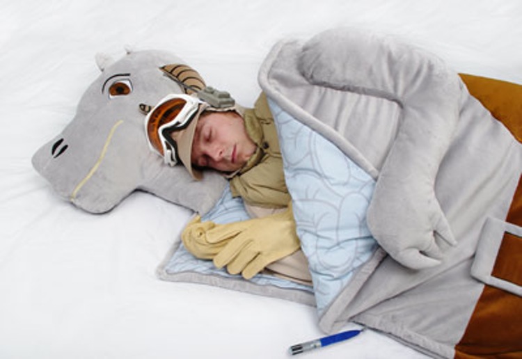 http-wp-prod-02.distractify.com-wp-content-uploads-2015-10-bb2e_tauntaun_sleeping_bag