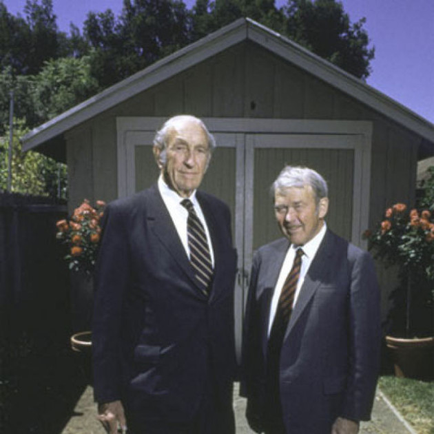 # 9 - Hp - Depois que William Reddington e David Packard se conheceram na Universidade de Stanford, resolveram montar a própria empresa dentro de uma garagem em Palo Alto na califórnia com incríveis 538 Dólares.