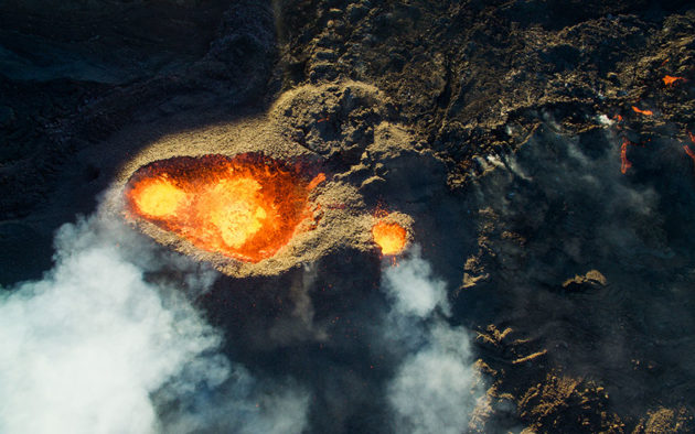 Vulcão em Piton de La Fournaise - Ilha de Santo Denis. Foto por: DroneCopters