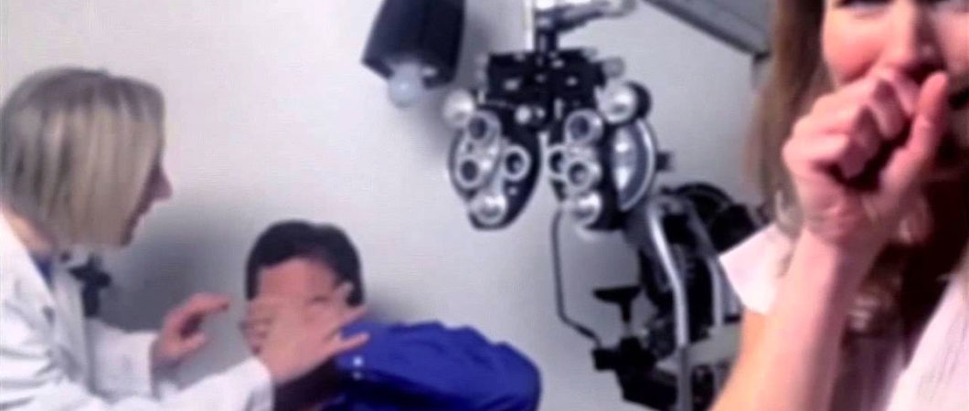 Resultado de imagem para Após cirurgia, homem cego vê sua esposa e filha pela primeira vez na vida. A cena vai te emocionar.