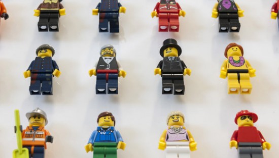 Mural com 1200 personagens de Lego por Acrylicize