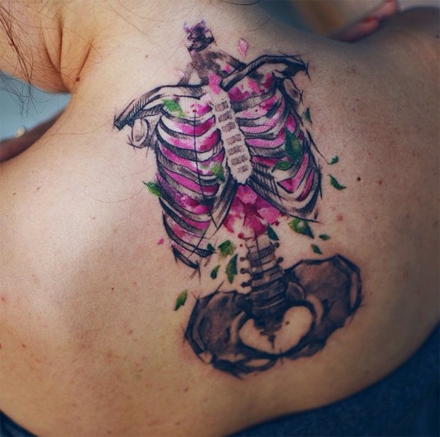 artista russa cria tatuagens impressionantes com aquarela