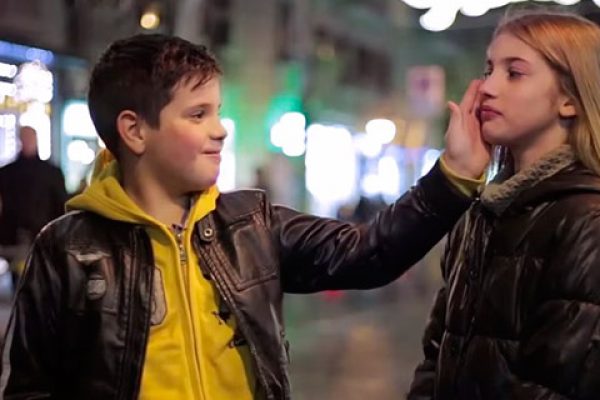 Essa é a reação de meninos ao serem incentivados a bater numa garota