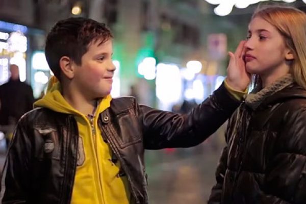 Essa é a reação de meninos ao serem incentivados a bater numa garota