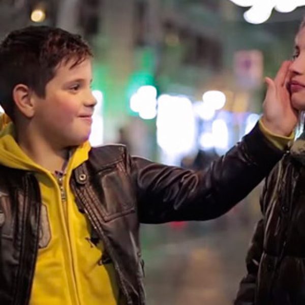 Essa é a reação de meninos ao serem incentivados a bater numa garota