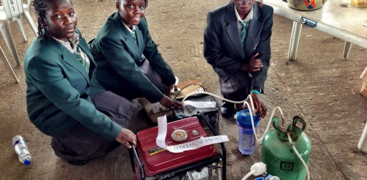 Garotas africanas criam gerador de energia que utiliza urina para gerar eletricidade-2