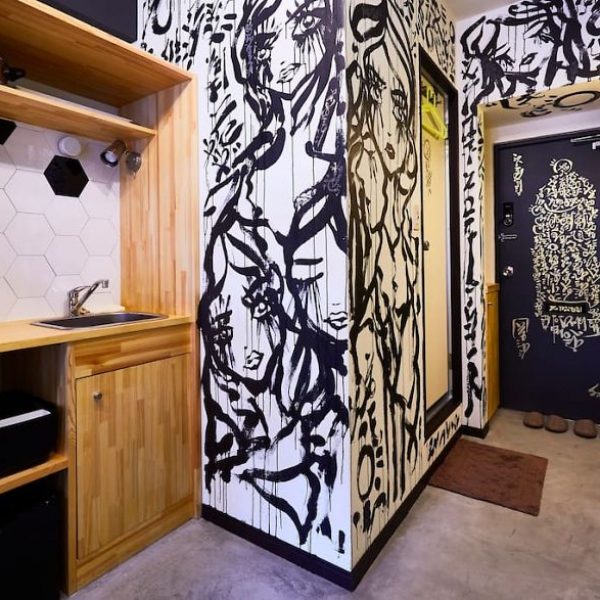 I-painted-a-mural-on-the-walls-of-my-Airbnb-in-Tokyo-Japan-and-my-host-refunded-my-stay-Mural-by-Ali-Sabet-in-Shibuya-Tokyo-Apartment-59e78dd6332b6__880