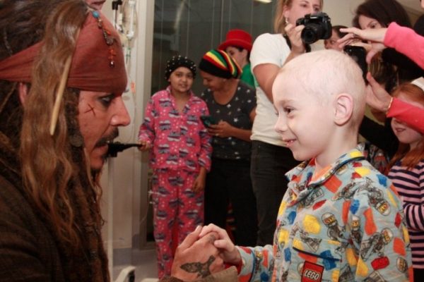 Johnny Depp visita hospital vestido de Jack Sparrow e emociona crianças com câncer.
