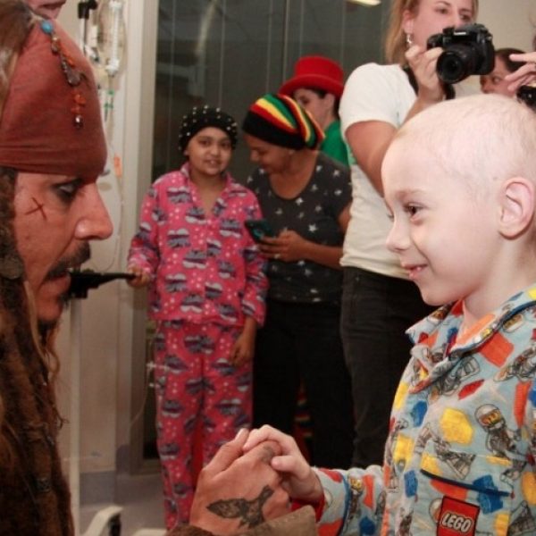 Johnny Depp visita hospital vestido de Jack Sparrow e emociona crianças com câncer.