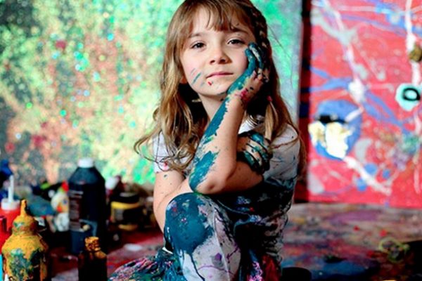 Menina autodidata de apenas 8 anos é a pintora mais nova do mundo. Conheça suas artes!