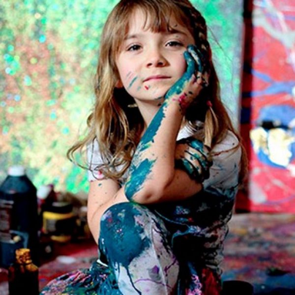 Menina autodidata de apenas 8 anos é a pintora mais nova do mundo. Conheça suas artes!