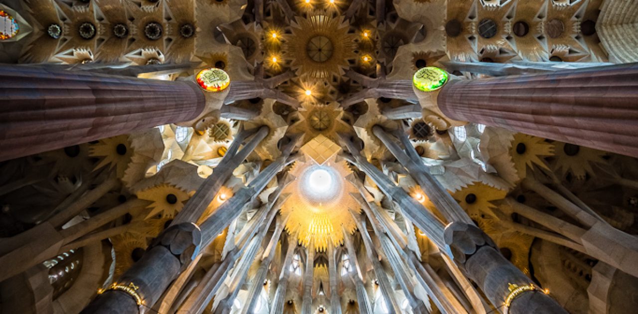 Incríveis fotografias caleidoscópicas do templo La Sagrada Família