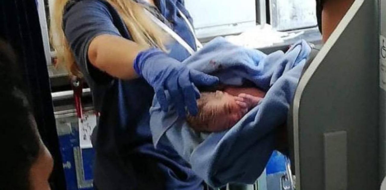 bebê no avião capa
