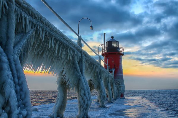 #4 - Farol congelado no Pier Norte de St. Joseph, Michigan, EUA