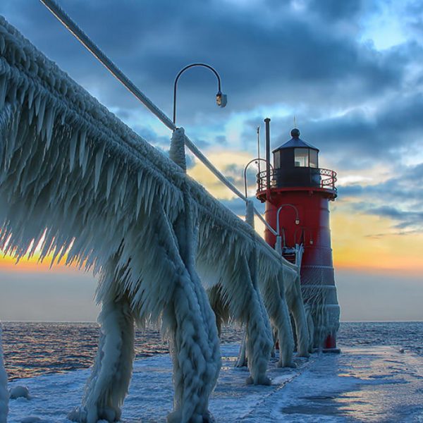 #4 - Farol congelado no Pier Norte de St. Joseph, Michigan, EUA