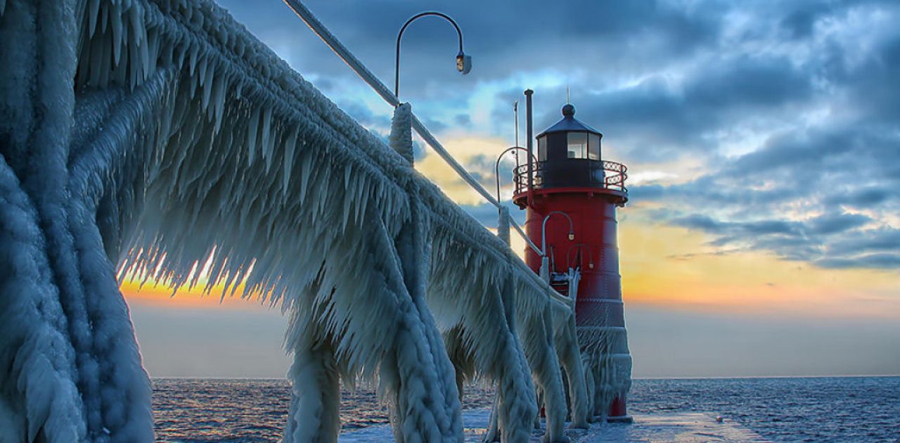 #4 - Farol congelado no Pier Norte de St. Joseph, Michigan, EUA