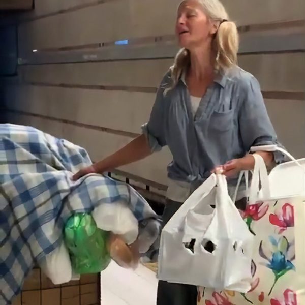 homeless-woman-singing-opera-subway-los-angeles-5d945e05e0cb6__700