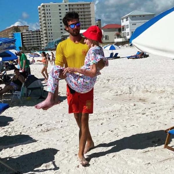 idosa na praia mobile