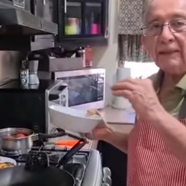 idoso cozinheiro capa
