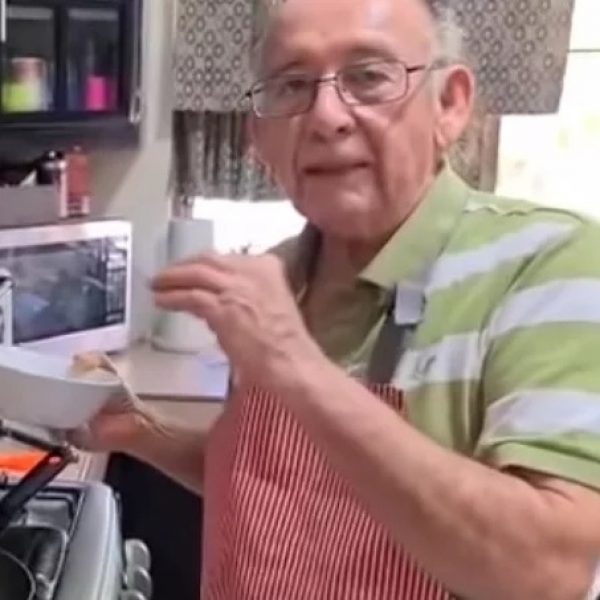 idoso cozinheiro mobile