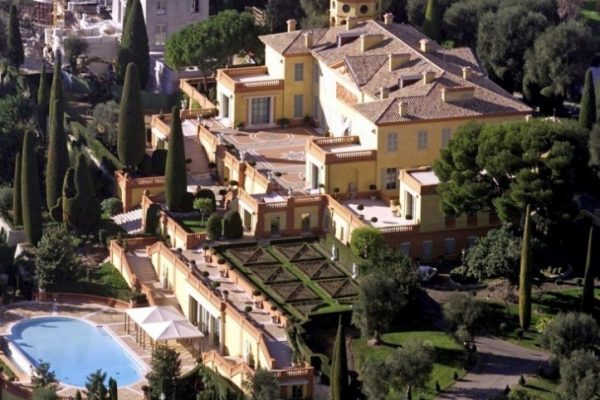 2) Villa Leopolda, em Villefranche-sur-mer, na França; propriedade da brasileira Lily Safra. Avaliada em 50 Milhões de Euros