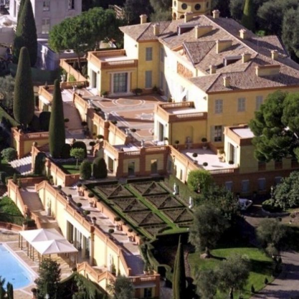 2) Villa Leopolda, em Villefranche-sur-mer, na França; propriedade da brasileira Lily Safra. Avaliada em 50 Milhões de Euros