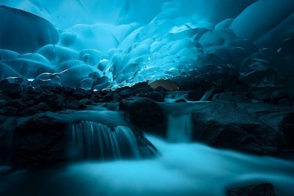 CAVERNA MENDENHALL Parece até cenário de filme, mas é real! A caverna fica no sudeste do Alasca.  Um local simples que se torna incrível devido aos seus pequenos detalhes. A luz que passa pelo gelo reflete por toda a caverna, deixa o ambiente muito paradisíaco.