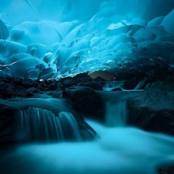 CAVERNA MENDENHALL Parece até cenário de filme, mas é real! A caverna fica no sudeste do Alasca.  Um local simples que se torna incrível devido aos seus pequenos detalhes. A luz que passa pelo gelo reflete por toda a caverna, deixa o ambiente muito paradisíaco.