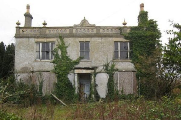 mansão abandonada capa