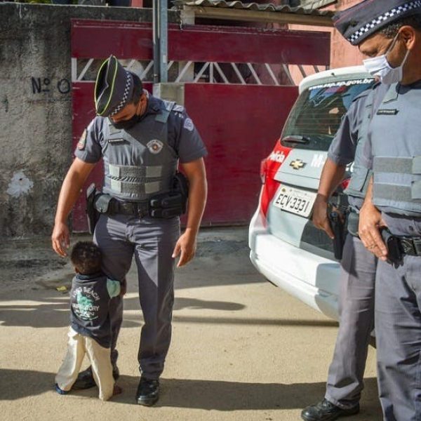 menininho abraça policial 01