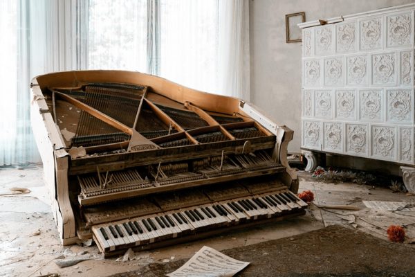 piano abandonado capa