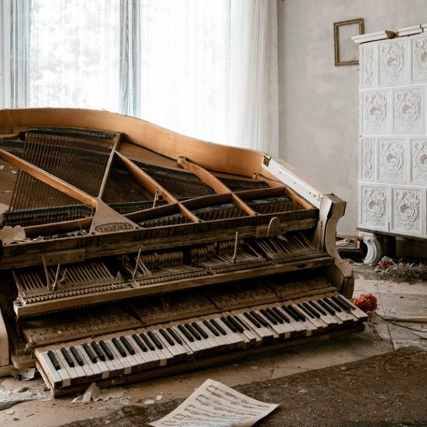 piano abandonado capa