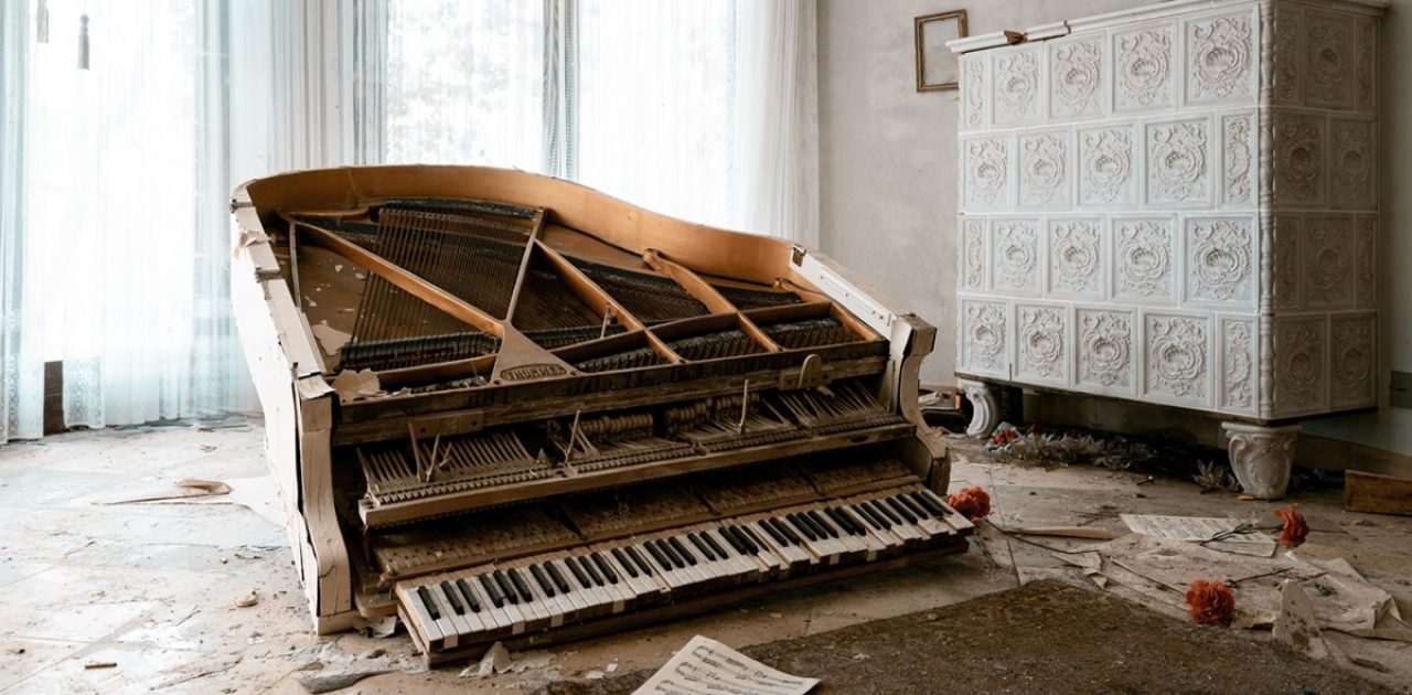piano abandonado capa
