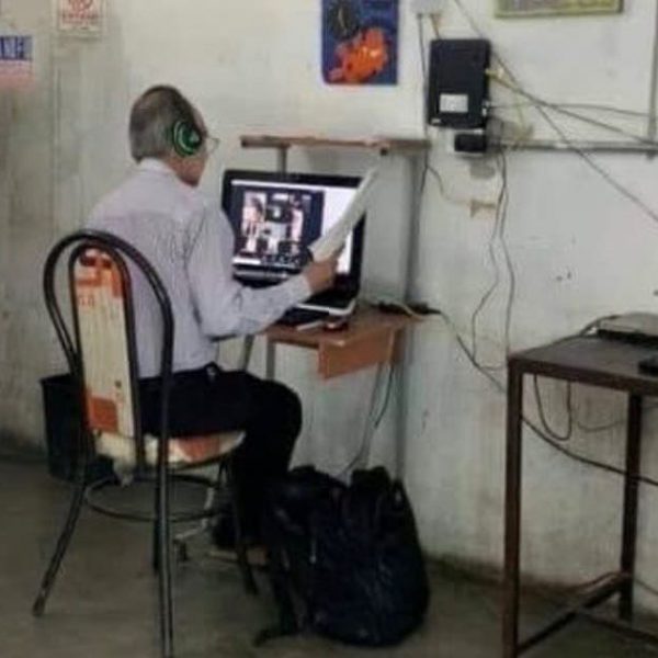 professor lan house capa