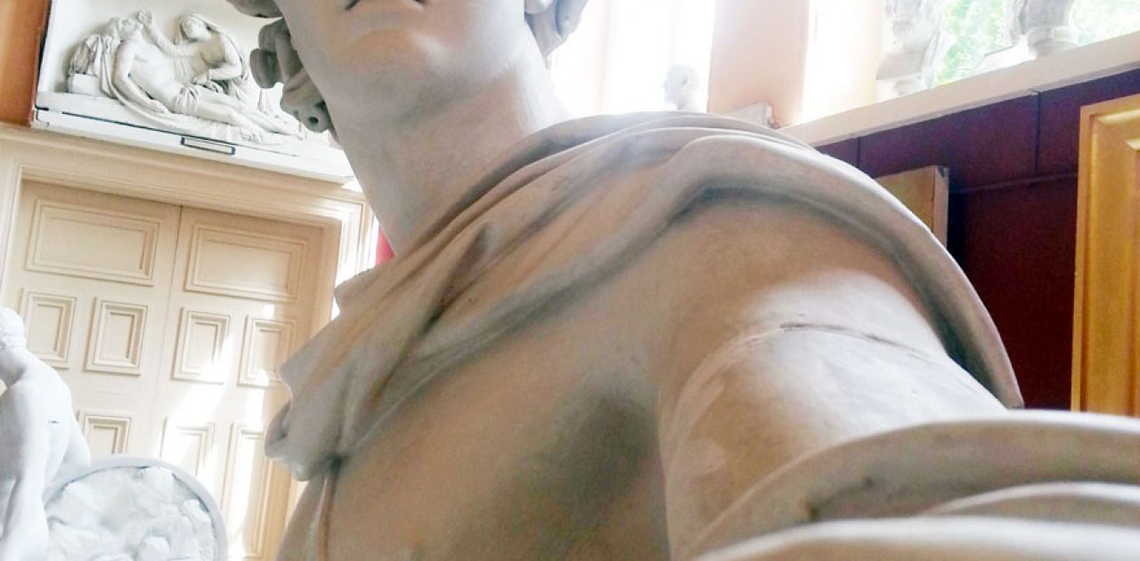 statue-selfies-4