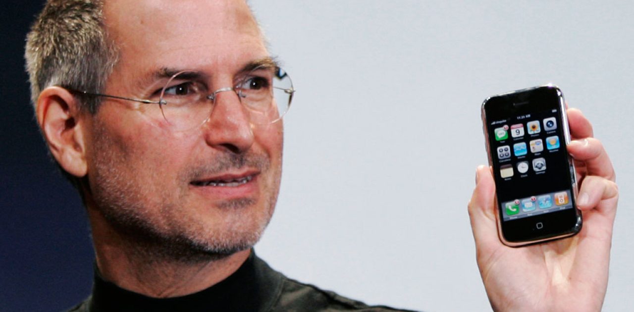 steve-jobs-holding-iphone