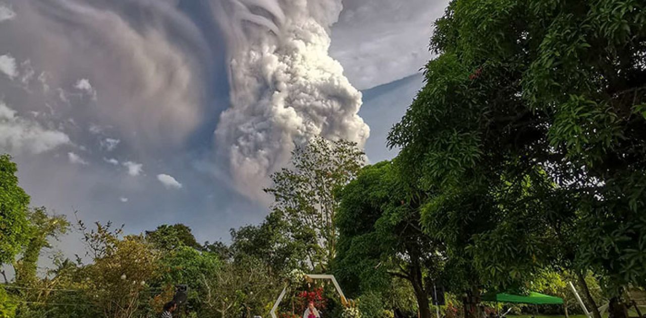 vulcão em erupão 02